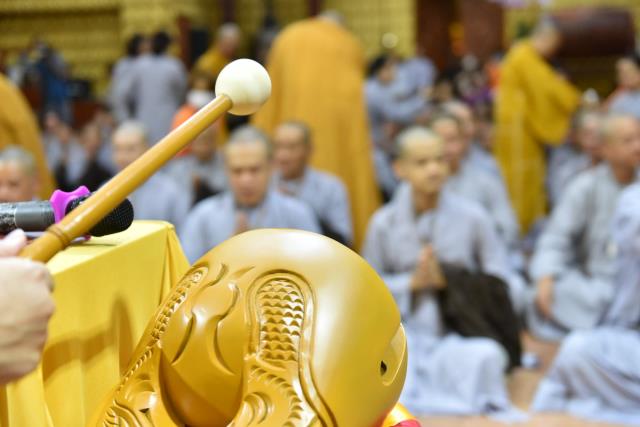 Xúc động giây phút cạo tóc cho gần 100 hành giả trong lễ khai mạc khóa tu &quot;Xuất gia gieo duyên&quot; lần 7 tại chùa Giác Ngộ