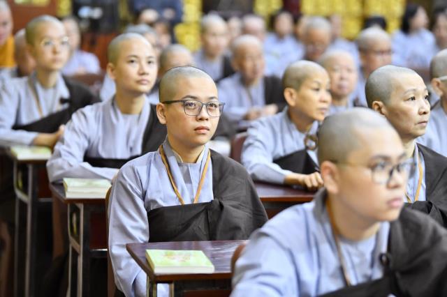 TT. Nhật Từ giúp hành giả tháo gỡ những hoài nghi trong khóa tu &quot;Xuất gia gieo duyên&quot;