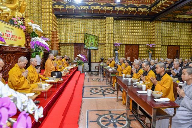 Bữa ăn sáng đầu tiên trong khóa tu &quot;Xuất gia gieo duyên&quot; (lần 7) tại chùa Giác Ngộ