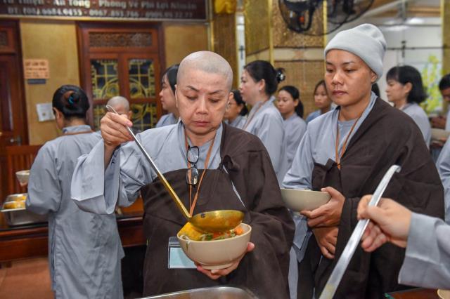 Bữa ăn sáng đầu tiên trong khóa tu &quot;Xuất gia gieo duyên&quot; (lần 7) tại chùa Giác Ngộ