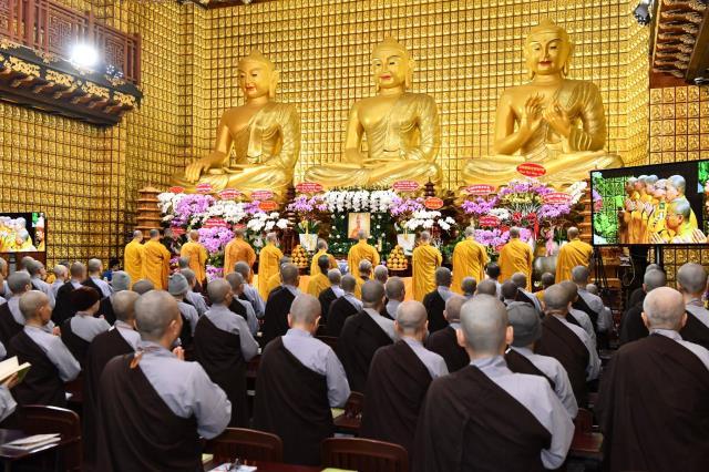 Chùm ảnh: Buổi công phu sáng và ngồi thiền ngày 16/09/2020