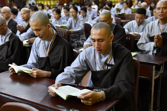 Chùm ảnh: Thời Kinh tối trong khóa tu &quot;Xuất gia gieo duyên&quot; chùa Giác Ngộ, ngày 14/09/2020