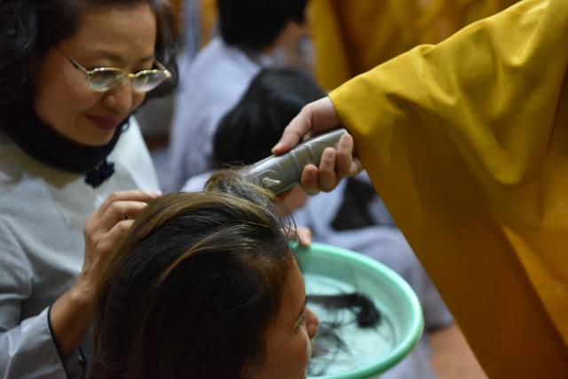 Xúc động giây phút cạo tóc cho gần 100 hành giả trong lễ khai mạc khóa tu &quot;Xuất gia gieo duyên&quot; lần 7 tại chùa Giác Ngộ