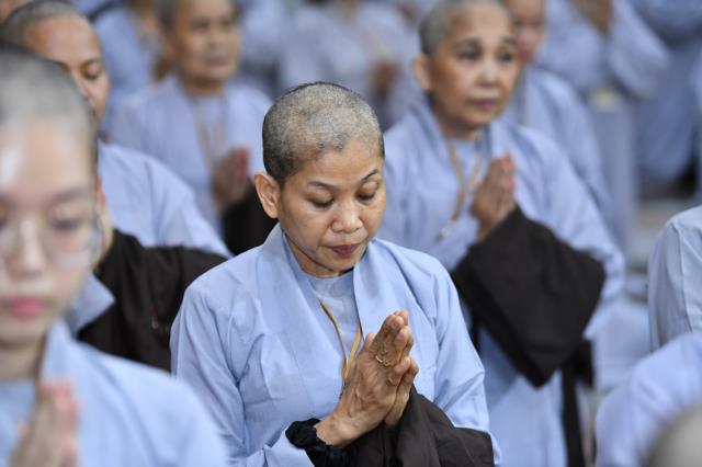 Xúc động giây phút cạo tóc cho gần 100 hành giả trong lễ khai mạc khóa tu &quot;Xuất gia gieo duyên&quot; lần 7 tại chùa Giác Ngộ