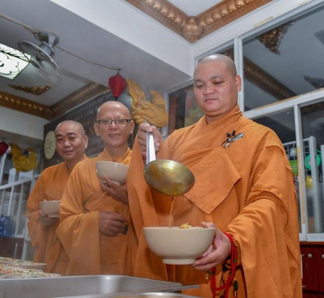 Bữa ăn sáng đầu tiên trong khóa tu &quot;Xuất gia gieo duyên&quot; (lần 7) tại chùa Giác Ngộ