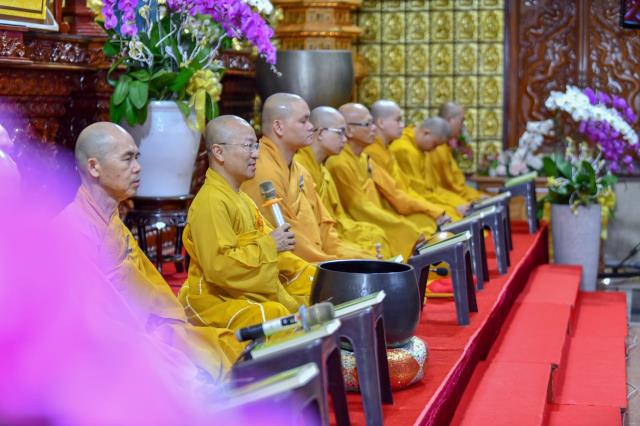 Thời công phu khuya đầu tiên trong khóa tu &quot;Xuất gia gieo duyên&quot; với ba điều ghi nhớ