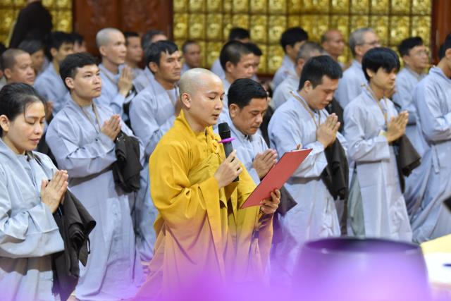 Xúc động giây phút cạo tóc cho gần 100 hành giả trong lễ khai mạc khóa tu &quot;Xuất gia gieo duyên&quot; lần 7 tại chùa Giác Ngộ