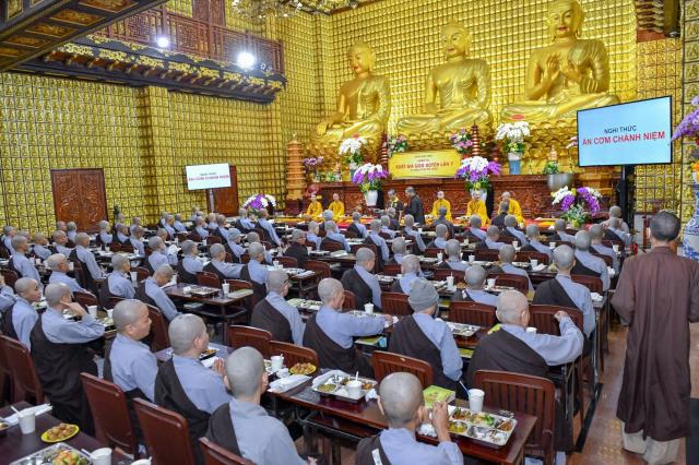 Chùm ảnh: Ăn cơm trong chánh niệm trưa ngày 14/09/2020