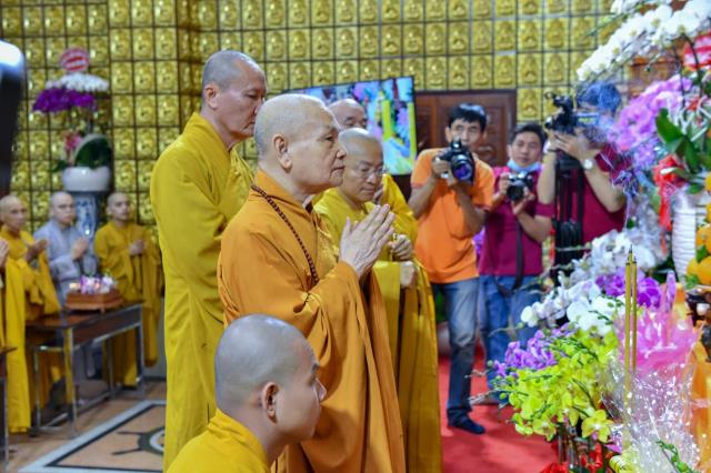 HT. Thích Thiện Nhơn viếng thăm và thắp hương tưởng niệm cố HT. Thích Thiện Huệ