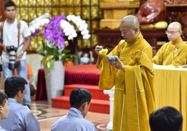 Xúc động giây phút cạo tóc cho gần 100 hành giả trong lễ khai mạc khóa tu &quot;Xuất gia gieo duyên&quot; lần 7 tại chùa Giác Ngộ
