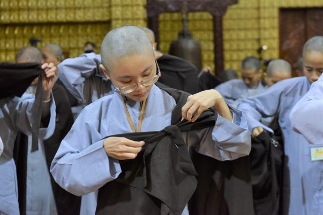 Xúc động giây phút cạo tóc cho gần 100 hành giả trong lễ khai mạc khóa tu &quot;Xuất gia gieo duyên&quot; lần 7 tại chùa Giác Ngộ