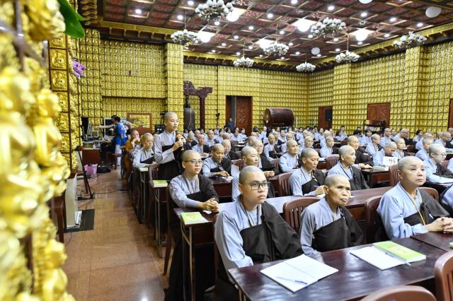 TT. Nhật Từ giúp hành giả tháo gỡ những hoài nghi trong khóa tu &quot;Xuất gia gieo duyên&quot;