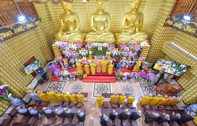 HT. Thích Thiện Nhơn viếng thăm và thắp hương tưởng niệm cố HT. Thích Thiện Huệ