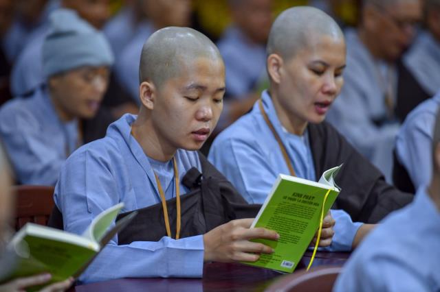 Thời công phu khuya đầu tiên trong khóa tu &quot;Xuất gia gieo duyên&quot; với ba điều ghi nhớ