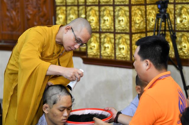 Xúc động giây phút cạo tóc cho gần 100 hành giả trong lễ khai mạc khóa tu &quot;Xuất gia gieo duyên&quot; lần 7 tại chùa Giác Ngộ