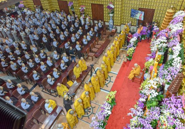 HT. Thích Thiện Nhơn viếng thăm và thắp hương tưởng niệm cố HT. Thích Thiện Huệ
