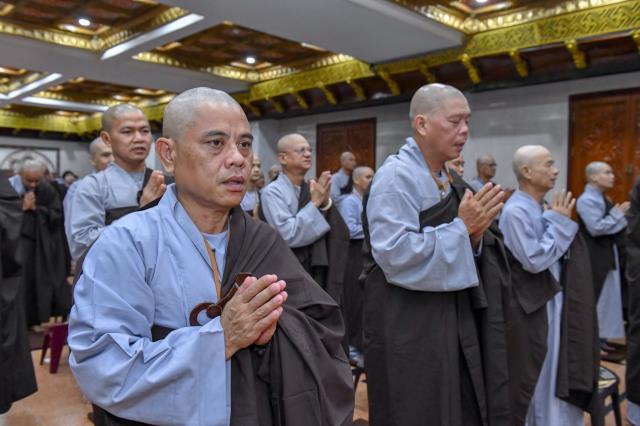 Chùm ảnh: Buổi lạy Phật đầu tiên trong khóa tu &quot;Xuất gia gieo duyên&quot; (lần 7)