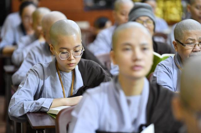 Chùm ảnh: Thời Kinh tối trong khóa tu &quot;Xuất gia gieo duyên&quot; chùa Giác Ngộ, ngày 14/09/2020