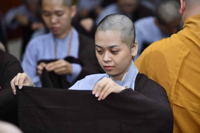 Xúc động giây phút cạo tóc cho gần 100 hành giả trong lễ khai mạc khóa tu &quot;Xuất gia gieo duyên&quot; lần 7 tại chùa Giác Ngộ