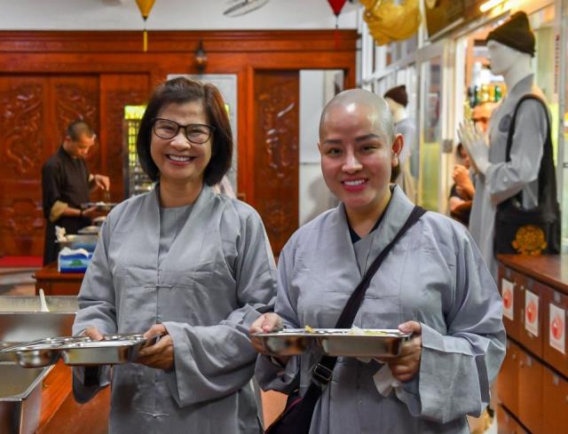 Chùm ảnh: Ăn cơm trong chánh niệm chiều ngày 14/09/2020