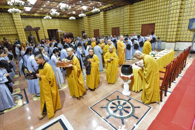 Xúc động giây phút cạo tóc cho gần 100 hành giả trong lễ khai mạc khóa tu &quot;Xuất gia gieo duyên&quot; lần 7 tại chùa Giác Ngộ