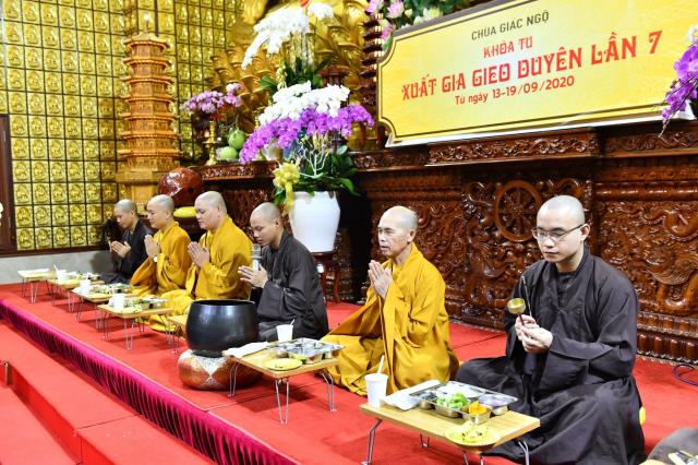 Chùm ảnh: Ăn cơm trong chánh niệm chiều ngày 14/09/2020