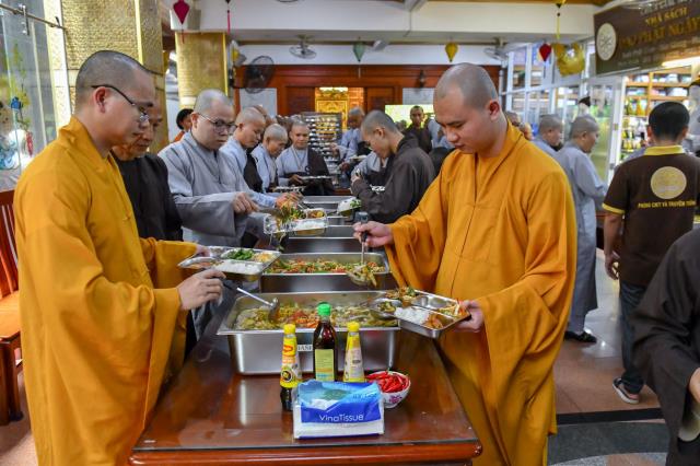 Chùm ảnh: Ăn cơm trong chánh niệm trưa ngày 14/09/2020