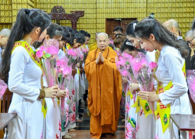 HT. Thích Thiện Nhơn viếng thăm và thắp hương tưởng niệm cố HT. Thích Thiện Huệ