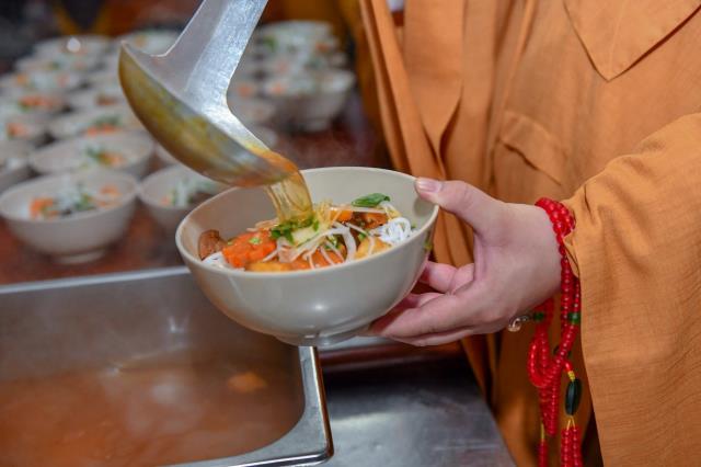 Bữa ăn sáng đầu tiên trong khóa tu &quot;Xuất gia gieo duyên&quot; (lần 7) tại chùa Giác Ngộ