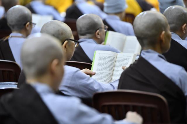 Chùm ảnh: Thời Kinh tối trong khóa tu &quot;Xuất gia gieo duyên&quot; chùa Giác Ngộ, ngày 14/09/2020