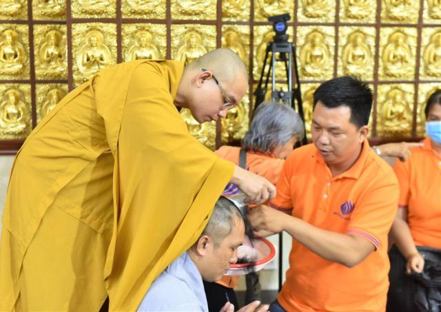 Xúc động giây phút cạo tóc cho gần 100 hành giả trong lễ khai mạc khóa tu &quot;Xuất gia gieo duyên&quot; lần 7 tại chùa Giác Ngộ