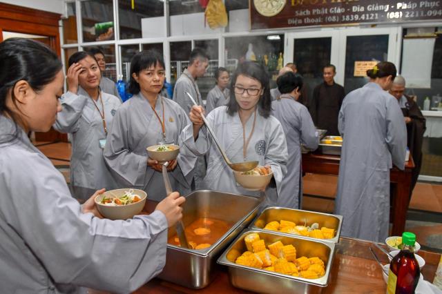 Bữa ăn sáng đầu tiên trong khóa tu &quot;Xuất gia gieo duyên&quot; (lần 7) tại chùa Giác Ngộ