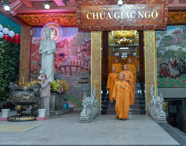 Bữa ăn sáng đầu tiên trong khóa tu &quot;Xuất gia gieo duyên&quot; (lần 7) tại chùa Giác Ngộ