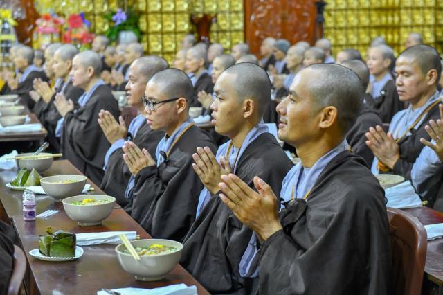 Chùm ảnh: Ăn trong chánh niệm và chấp tác ngày 18/09/2020