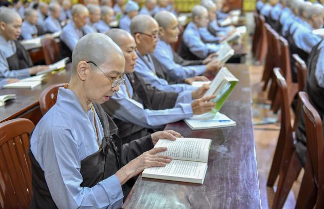 Thời công phu khuya đầu tiên trong khóa tu &quot;Xuất gia gieo duyên&quot; với ba điều ghi nhớ