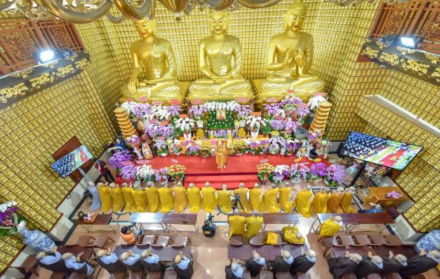 HT. Thích Thiện Nhơn viếng thăm và thắp hương tưởng niệm cố HT. Thích Thiện Huệ