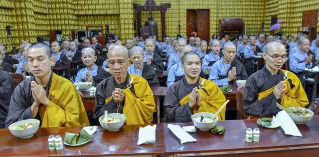 Chùm ảnh: Ăn trong chánh niệm và chấp tác ngày 18/09/2020