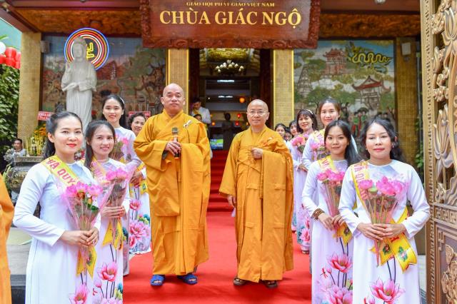 HT. Thích Thiện Nhơn viếng thăm và thắp hương tưởng niệm cố HT. Thích Thiện Huệ