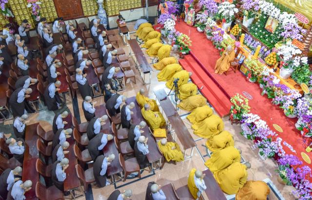 HT. Thích Thiện Nhơn viếng thăm và thắp hương tưởng niệm cố HT. Thích Thiện Huệ