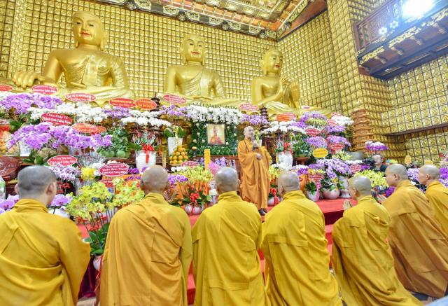 HT. Thích Thiện Nhơn viếng thăm và thắp hương tưởng niệm cố HT. Thích Thiện Huệ