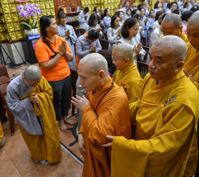 HT. Thích Thiện Nhơn viếng thăm và thắp hương tưởng niệm cố HT. Thích Thiện Huệ