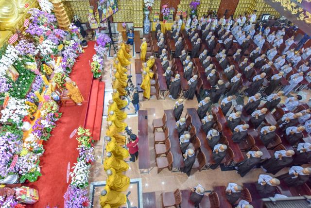HT. Thích Thiện Nhơn viếng thăm và thắp hương tưởng niệm cố HT. Thích Thiện Huệ