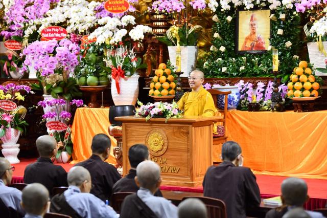 TT. Nhật Từ giúp hành giả tháo gỡ những hoài nghi trong khóa tu &quot;Xuất gia gieo duyên&quot;
