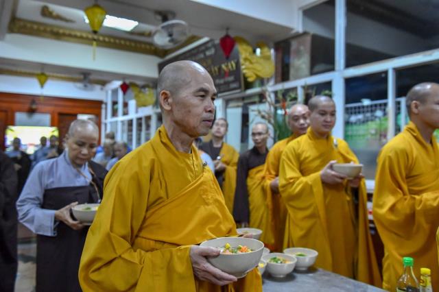 Chùm ảnh: Ăn trong chánh niệm và chấp tác ngày 18/09/2020