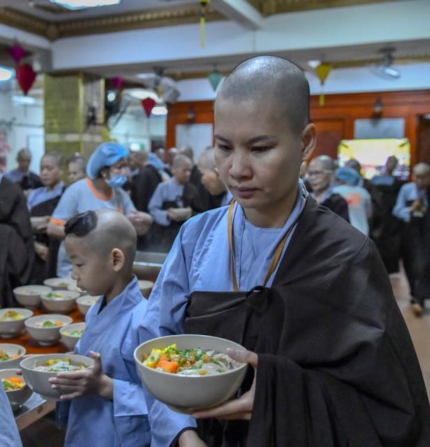 Chùm ảnh: Ăn trong chánh niệm và chấp tác ngày 18/09/2020