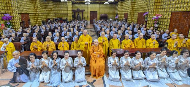 HT. Thích Thiện Nhơn viếng thăm và thắp hương tưởng niệm cố HT. Thích Thiện Huệ