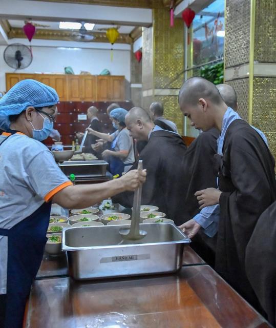 Chùm ảnh: Ăn trong chánh niệm và chấp tác ngày 18/09/2020