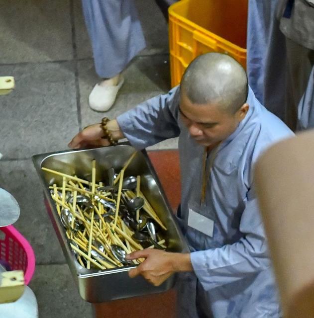 Chùm ảnh: Ăn trong chánh niệm và chấp tác ngày 18/09/2020
