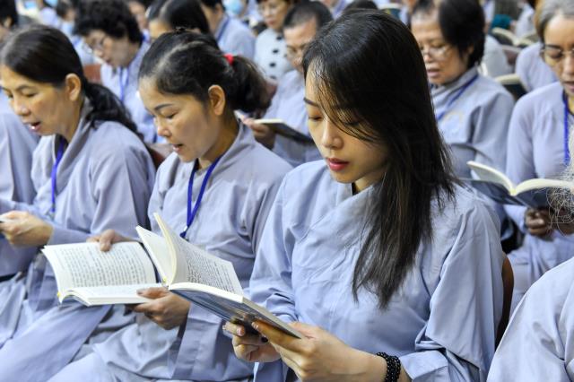 Thầy Nhật Từ trả lời các câu hỏi về bão lũ miền Trung trong khóa tu Ngày an lạc