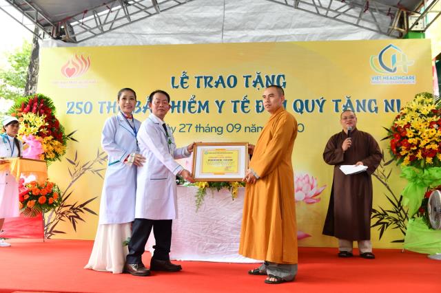 TT. Nhật Từ thuyết giảng nhân Lễ trao tặng 250 thẻ BHYT đến chư Tôn đức Tăng Ni